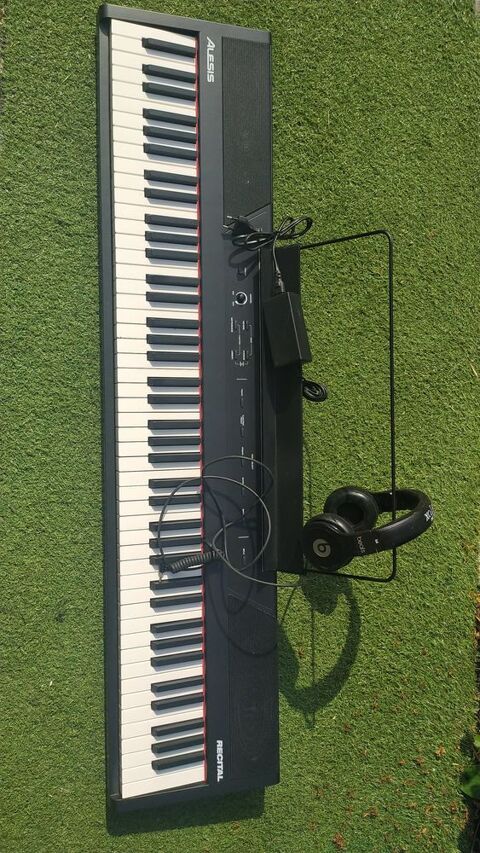 Clavier de piano électrique + casque. 160 Brou-sur-Chantereine (77)