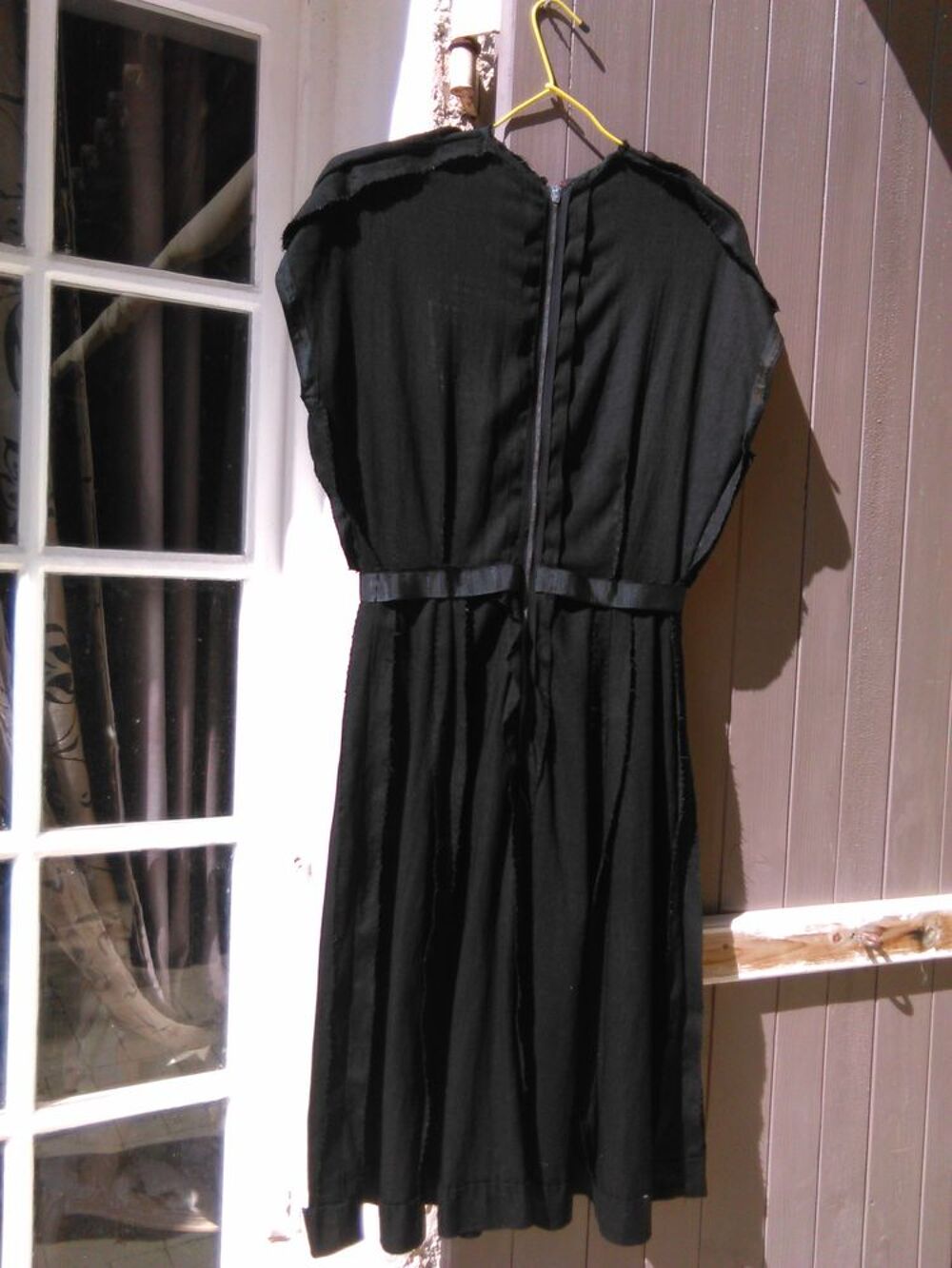 Vintage Robe "Henry A La Pens&eacute;e" authentique haut ajour&eacute; 