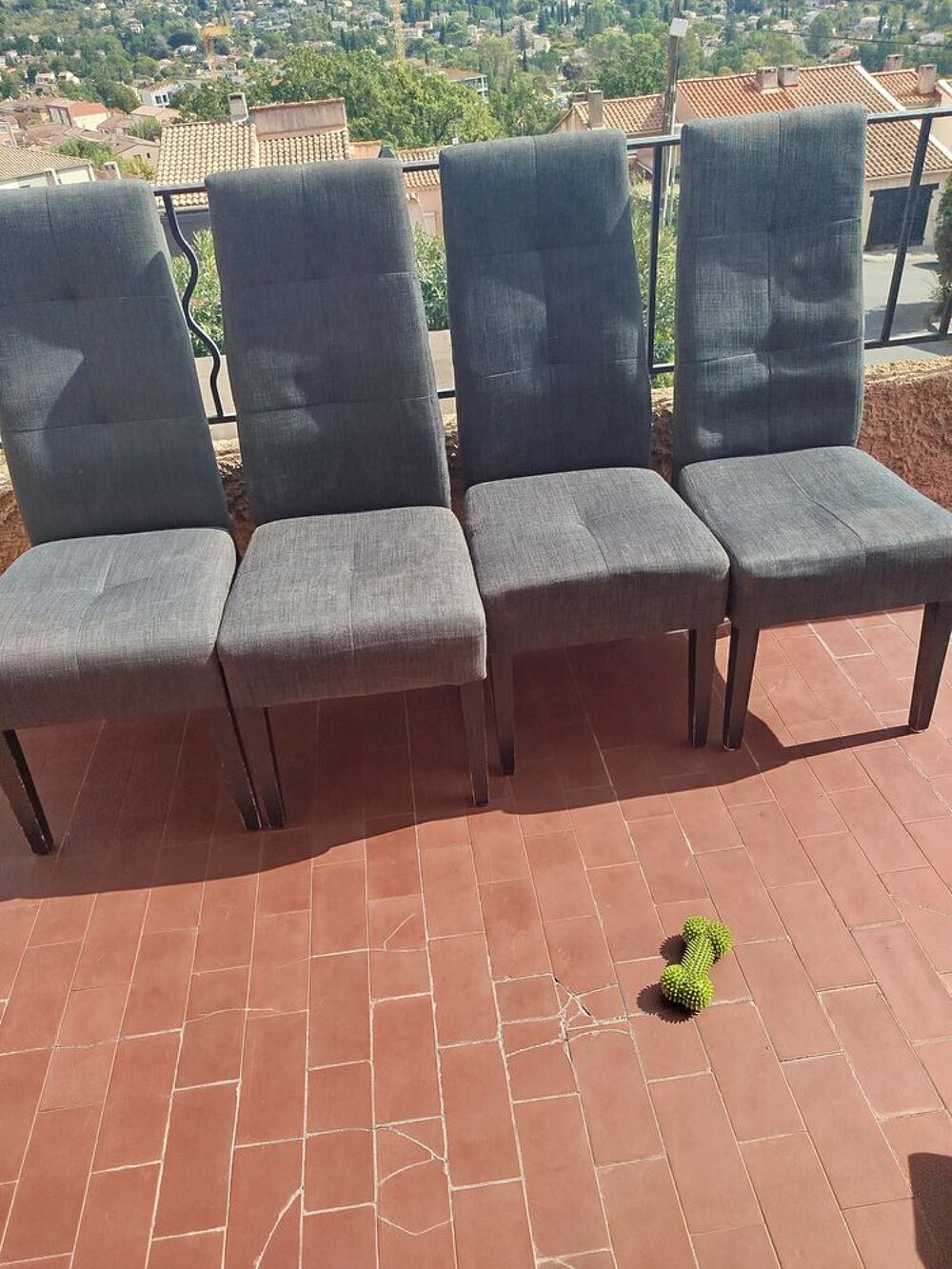 Lot de 4 chaises en tissus gris avec haut dossier
Meubles