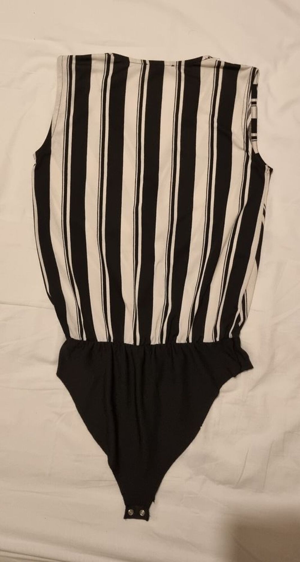 Body noir et blanc &agrave; rayures Jennyfer taille S ? style chic Vêtements