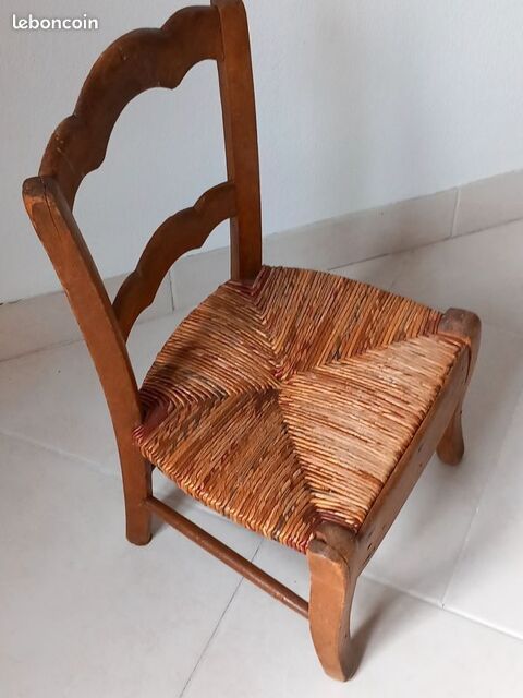 Petite chaise en bois et paille pour enfant. 8 Montchanin (71)