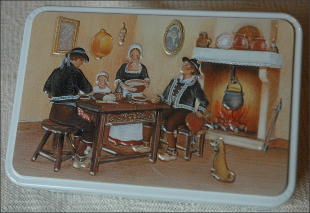 Boite neuve, d&eacute;cor en relief, Th&egrave;me "Int&eacute;rieur breton" 