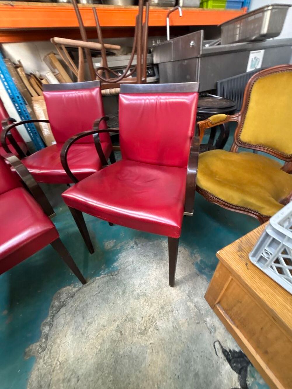Lot de 6 fauteuils bistrot vintage en simili cuir rouge €" style Art D&eacute;co / brasserie Meubles