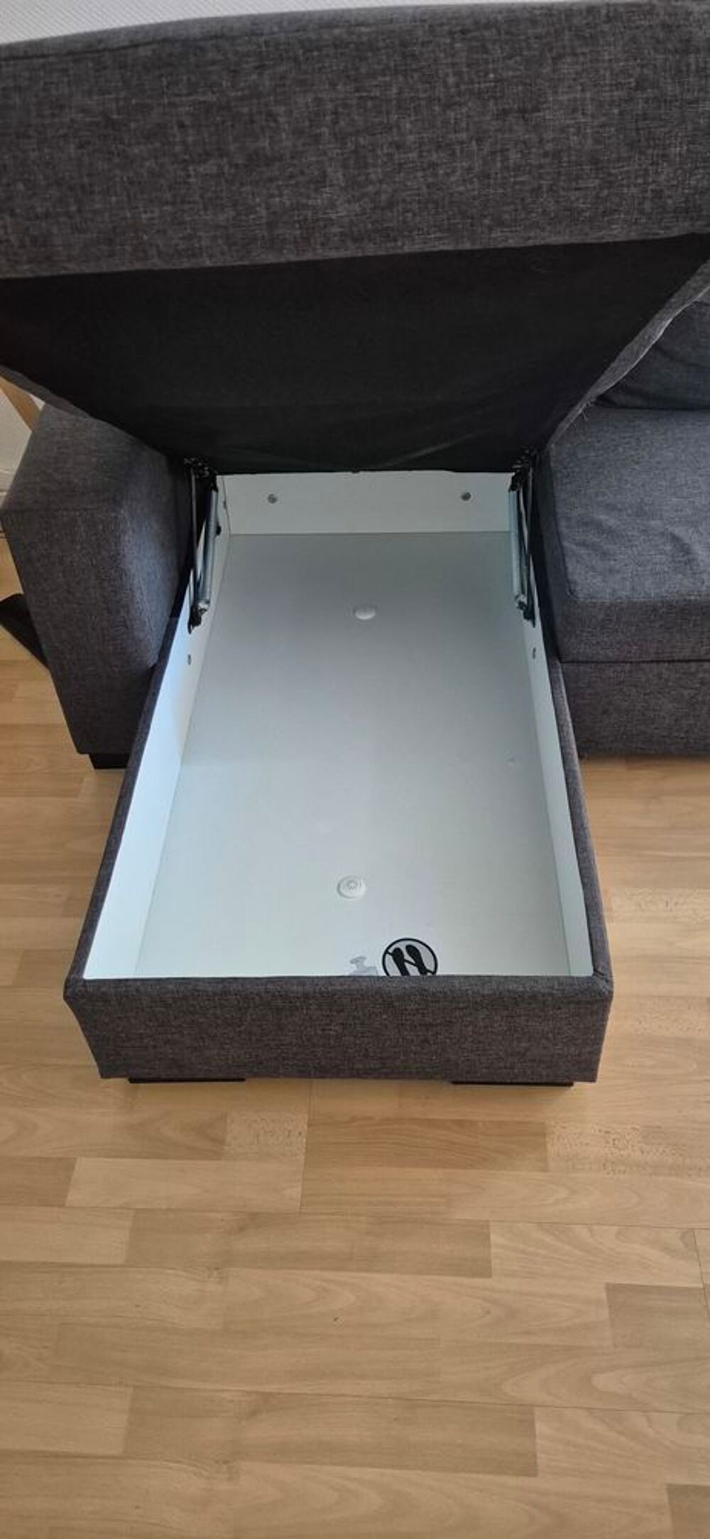 Canap&eacute; gris fonc&eacute; avec coffre et convertible Meubles