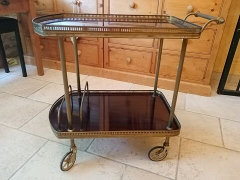 Table de desserte � roulettes. 50 Goudargues (30)