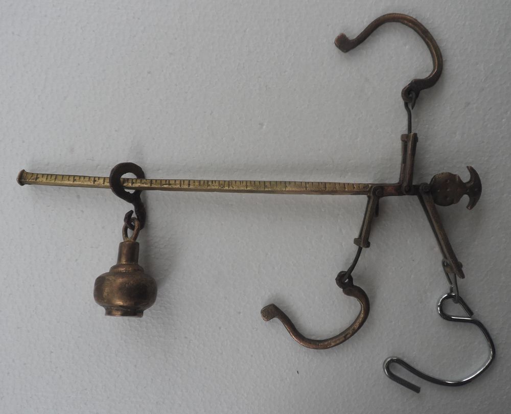 Tr&egrave;s ancienne balance Romaine en laiton (cuivre jaune) 
