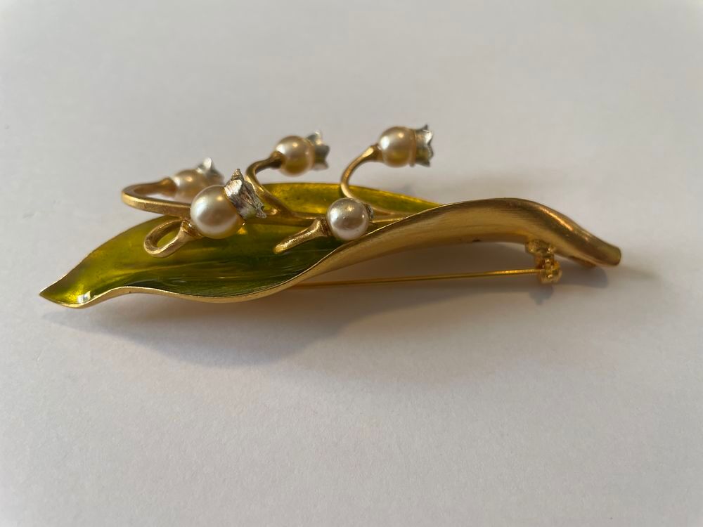 Broche Muguet fleurs + feuille &eacute;maill&eacute;e ANTIGONA Bijoux et montres