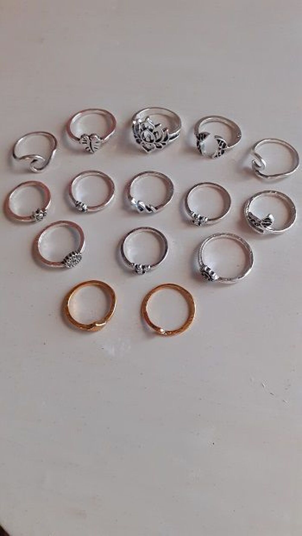 15 bagues argent&eacute;es et dor&eacute;es Bijoux et montres