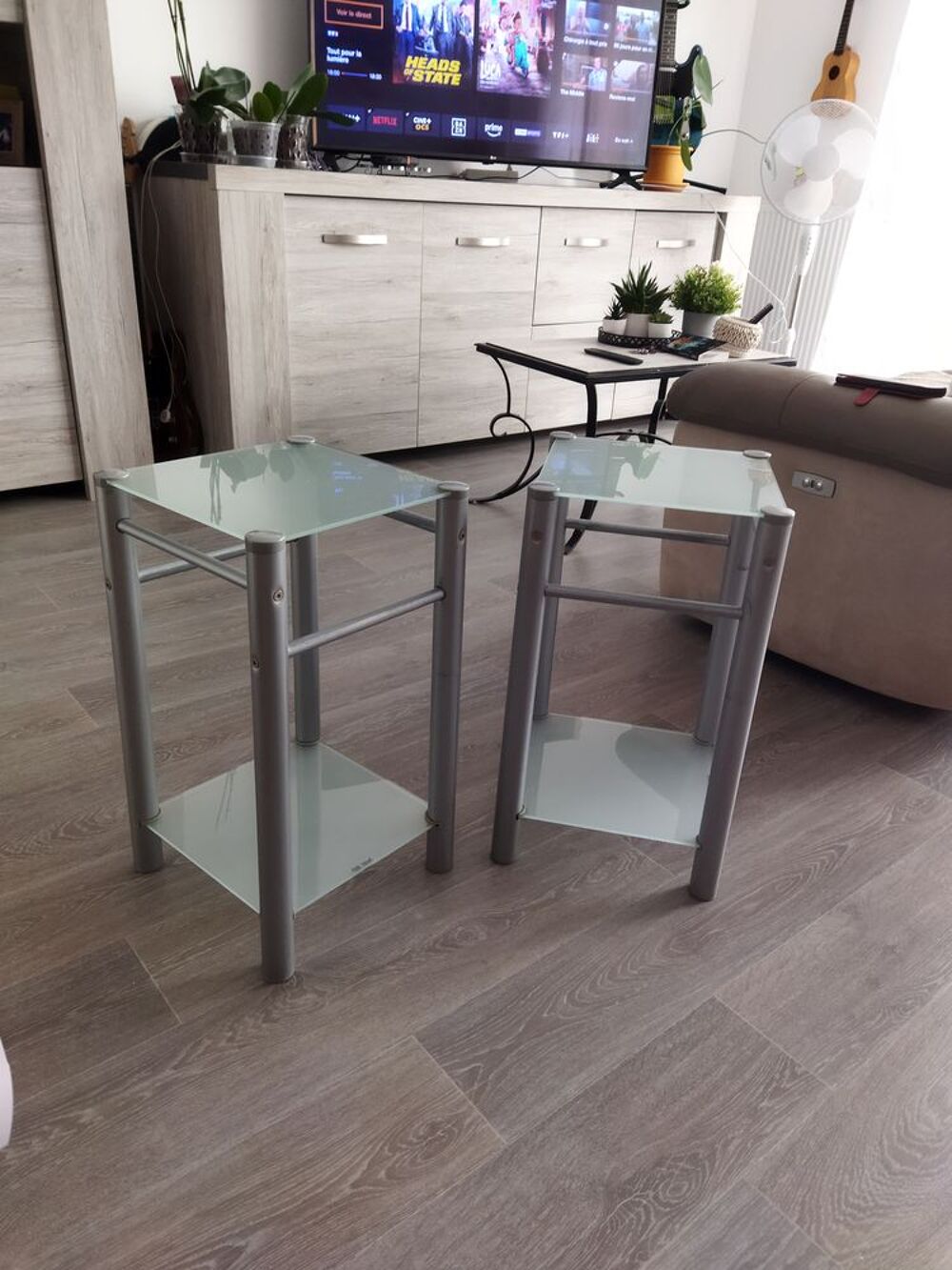 Deux chevets m&eacute;tal mat et verre tremp&eacute; opaque 
Meubles