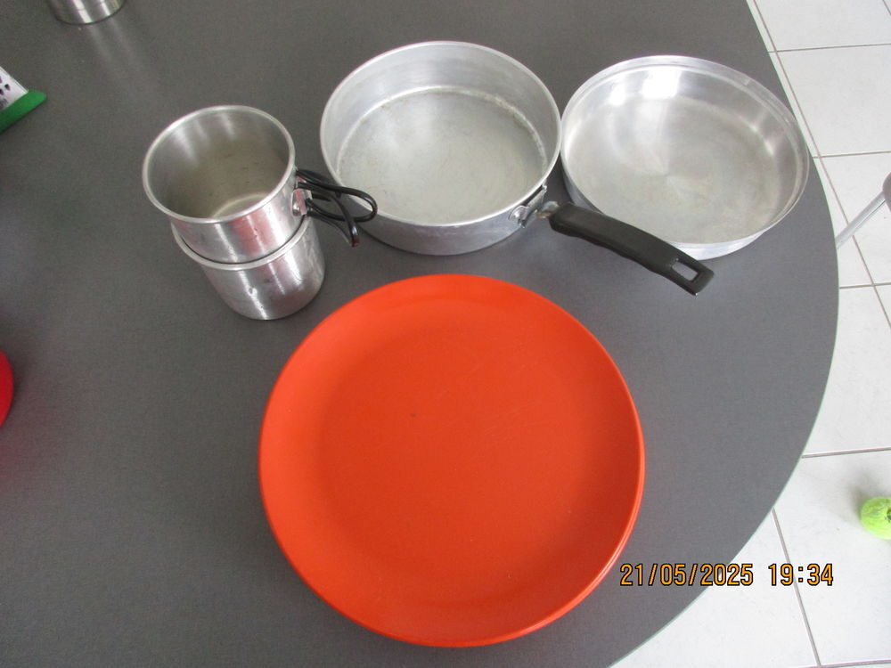 1 lot de vaisselle alu camping qualit&eacute; alimentaire Sports