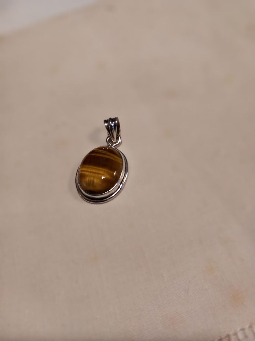 m&eacute;daillon oeil de tigre Bijoux et montres