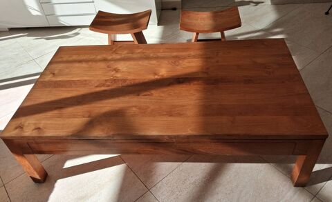 Table basse de salon en teck plein. 
Deux tabourets.
57 Lanton (33)