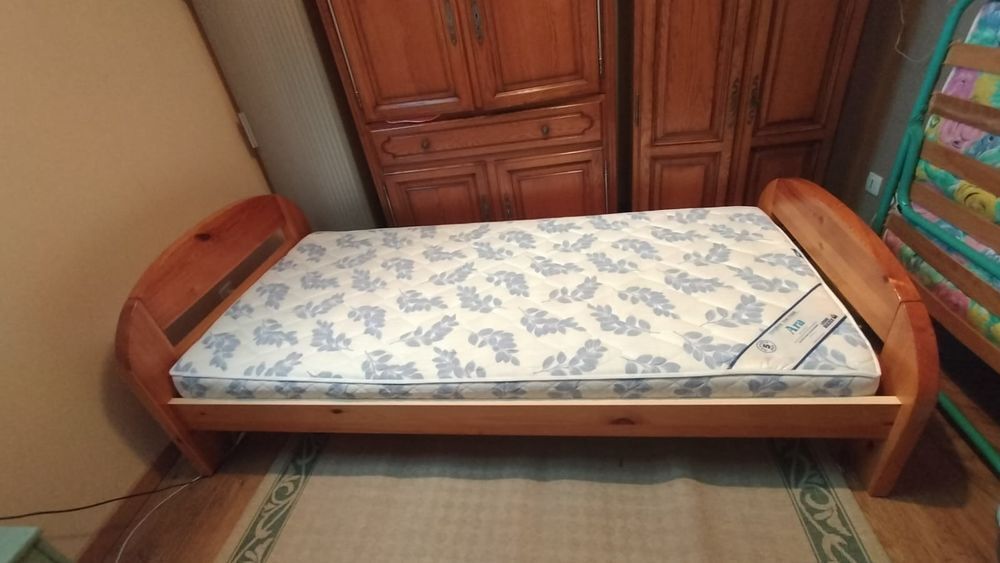 Lit pin massif avec sommier et matelas Meubles