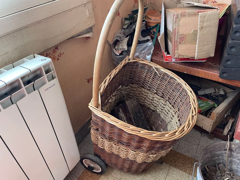 panier &agrave; b&ucirc;ches et chariot &agrave; b&ucirc;ches
Décoration