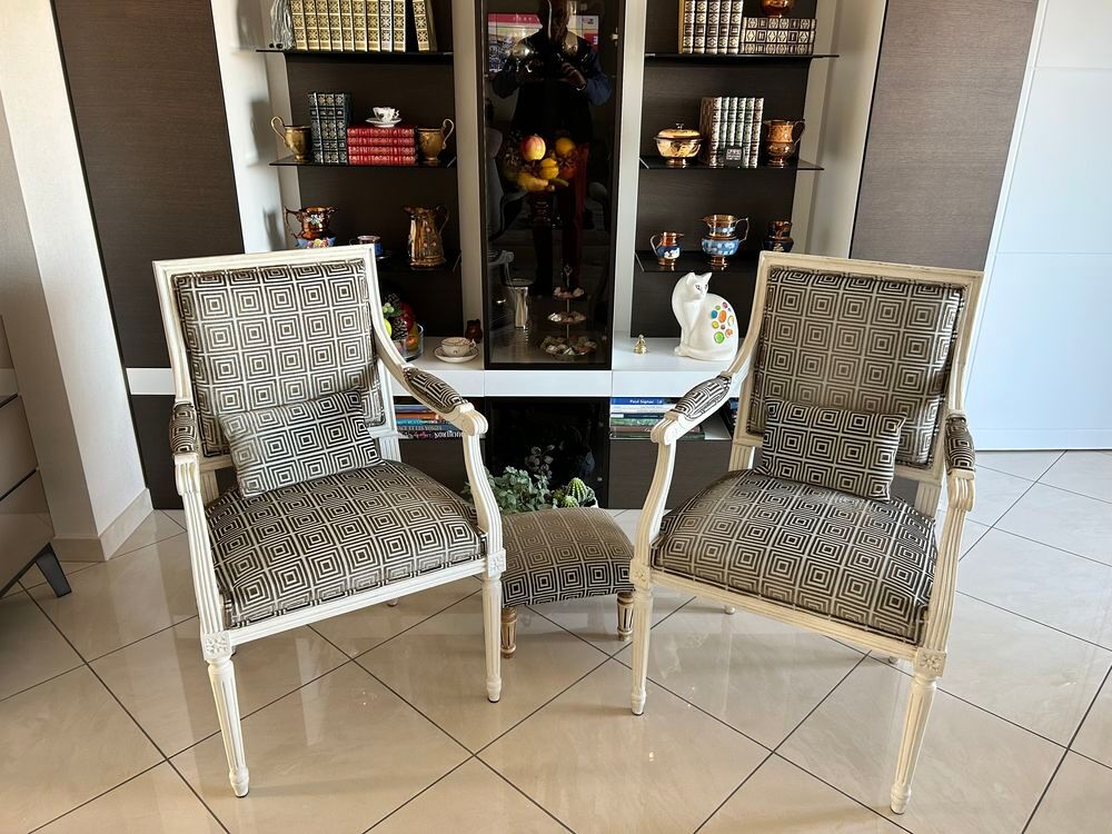 DEUX FAUTEUILS STYLE LOUIS XVI DECORES COMTEMPORAINS Meubles