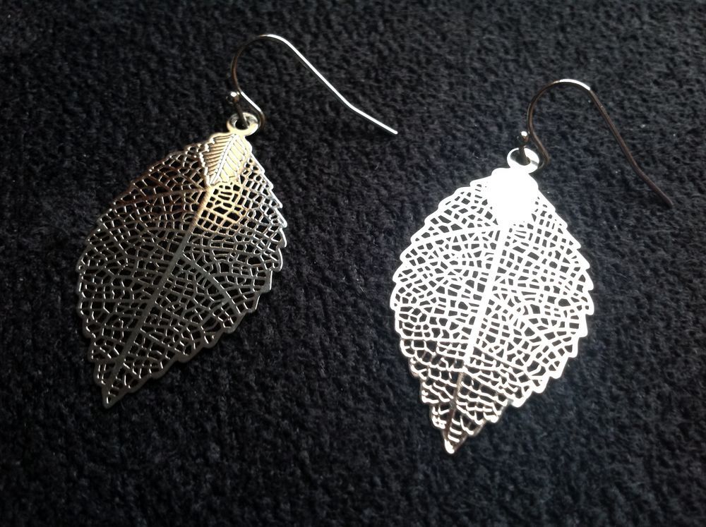 BOUCLES OREILLES FEUILLE ARGENT&Eacute;E 3,7 cm Envoi Possible
Bijoux et montres