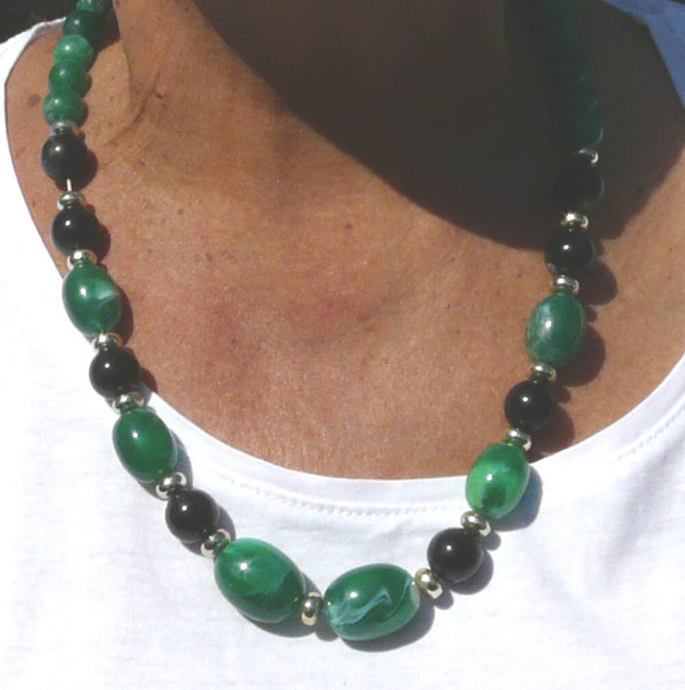 Collier de perles &agrave; dominante verte en r&eacute;sine color&eacute;es- 90's Bijoux et montres