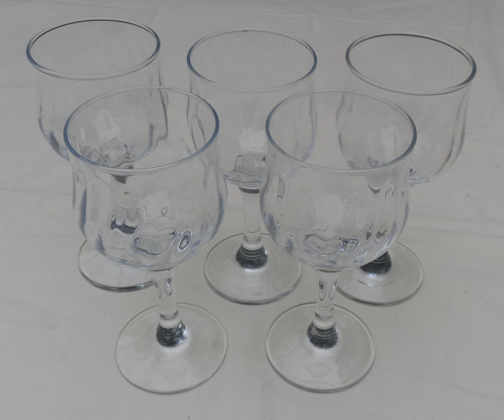 5 verres &agrave; pieds
Hauteur 16 cm - Vintages - Neufs Cuisine