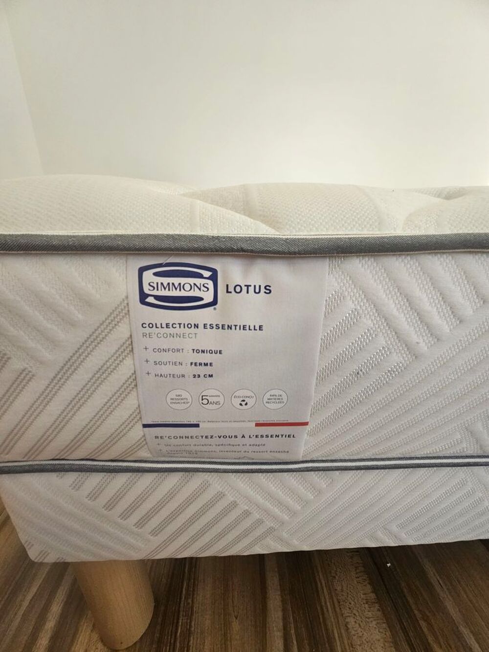 Lit double - sommier sur pieds et matelas Meubles