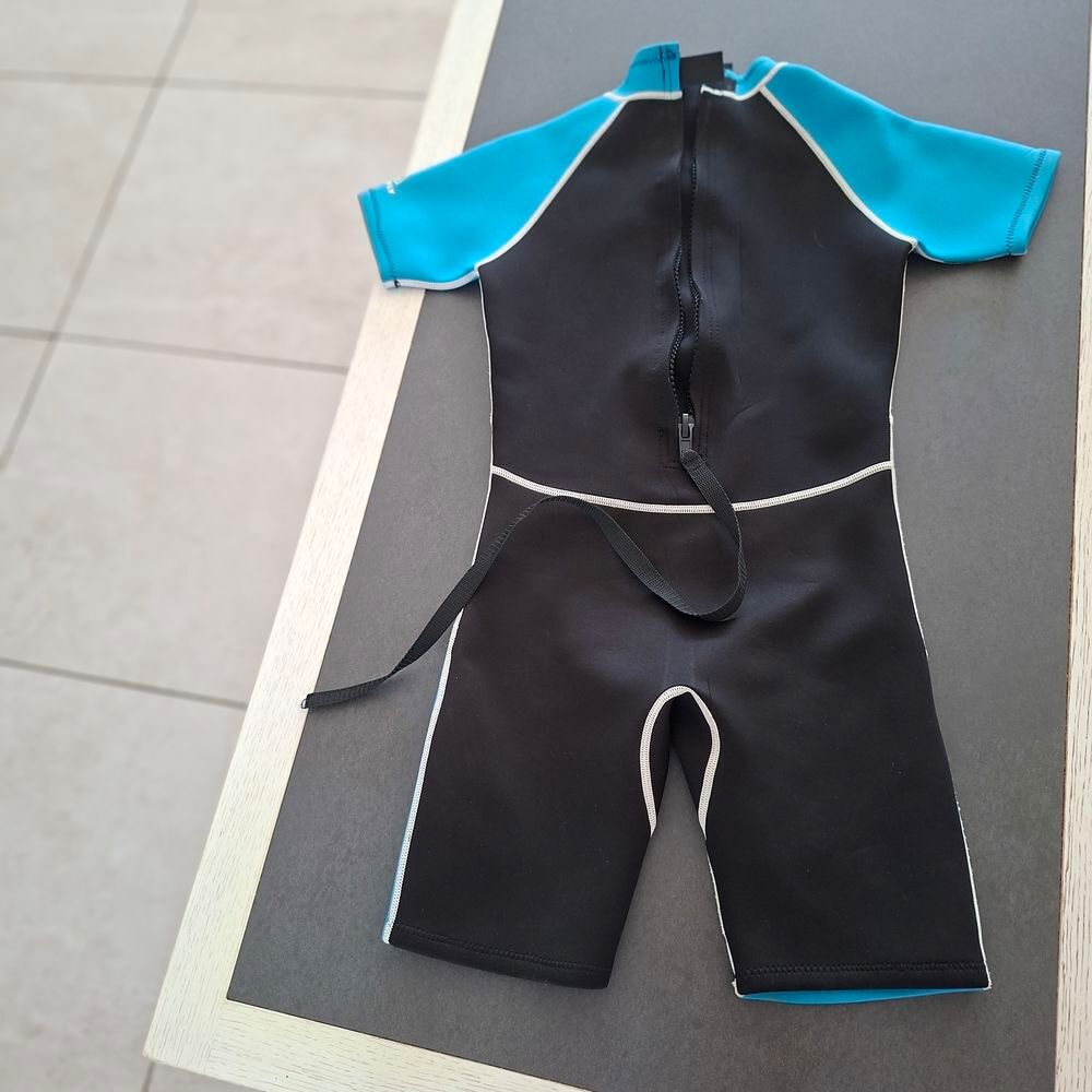 combinaison shorty D&eacute;cathlon taille 12 ans Sports