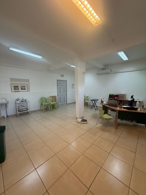 Local professionnel 40m&sup2; � id&eacute;al cabinet m&eacute;dical 900 97233 Sch�lcher