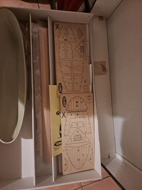 Barque en balza dans sa boite dorigine Lescar (64)