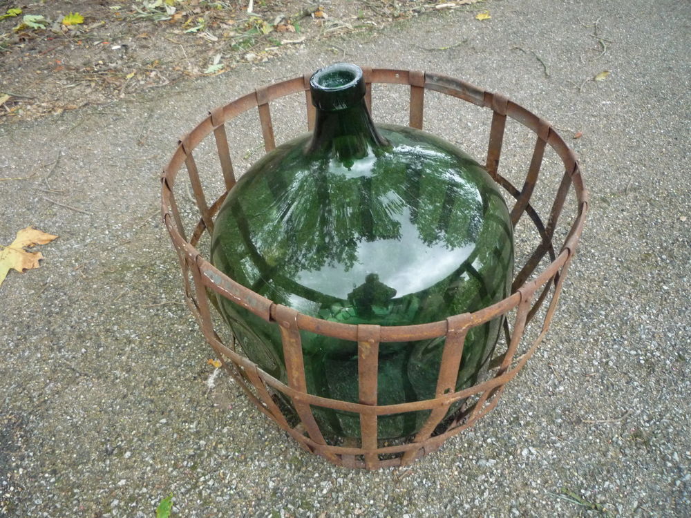 Grande bonbonne verte dans sa corbeille en fer
Décoration
