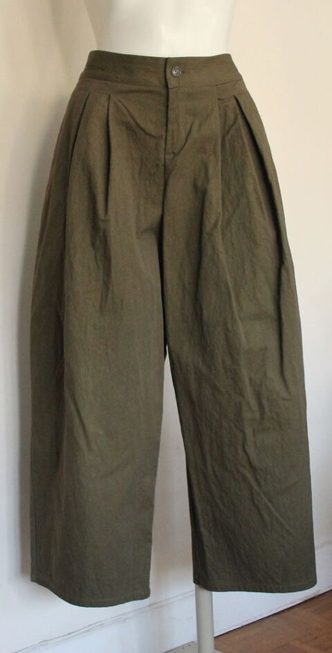 Pantalon court à plis APUNTOB T.M 150 Issy-les-Moulineaux (92)