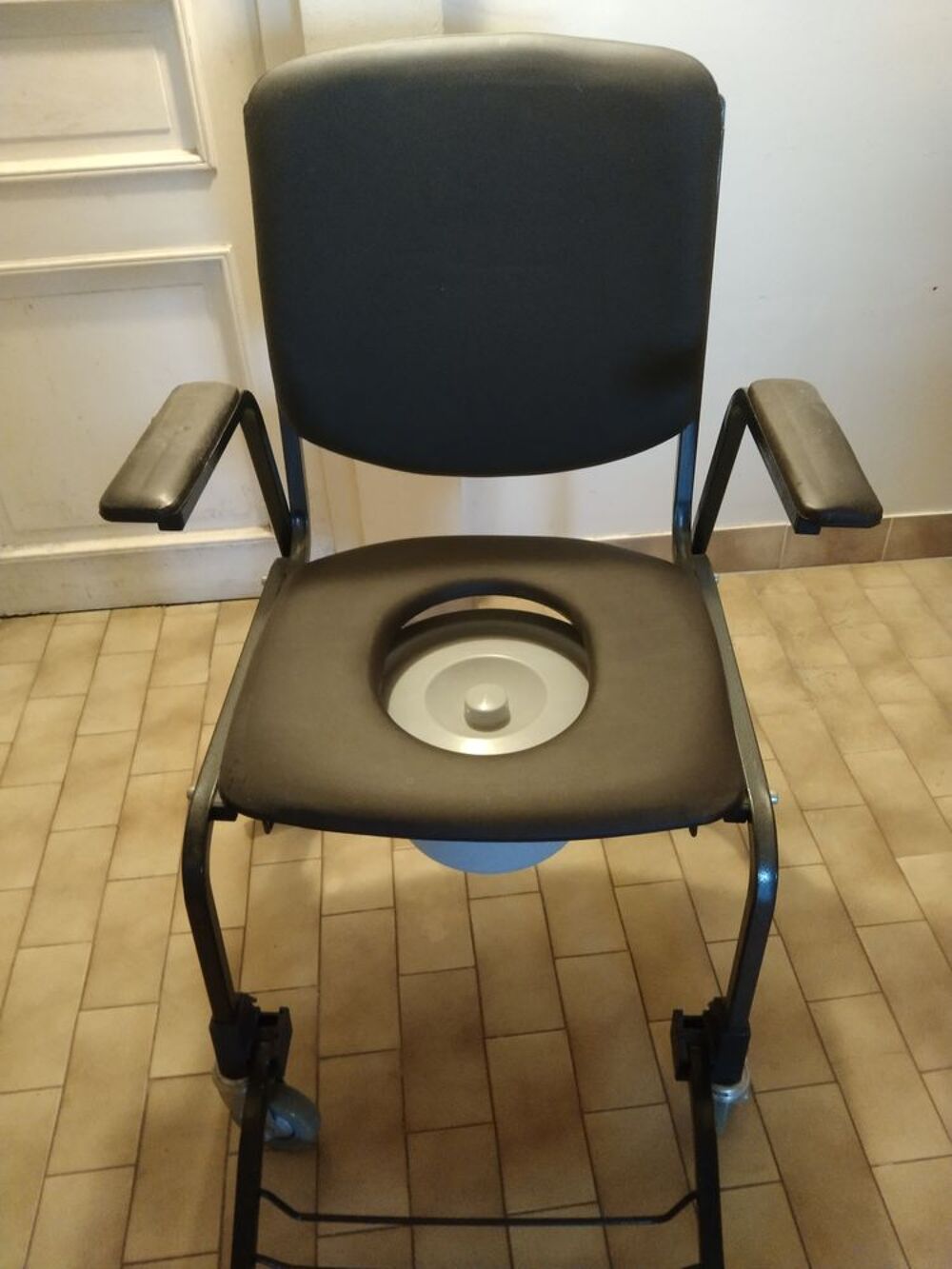 CHAISE PERCEE POUR PERSONNE A MOBILITE REDUITE Meubles