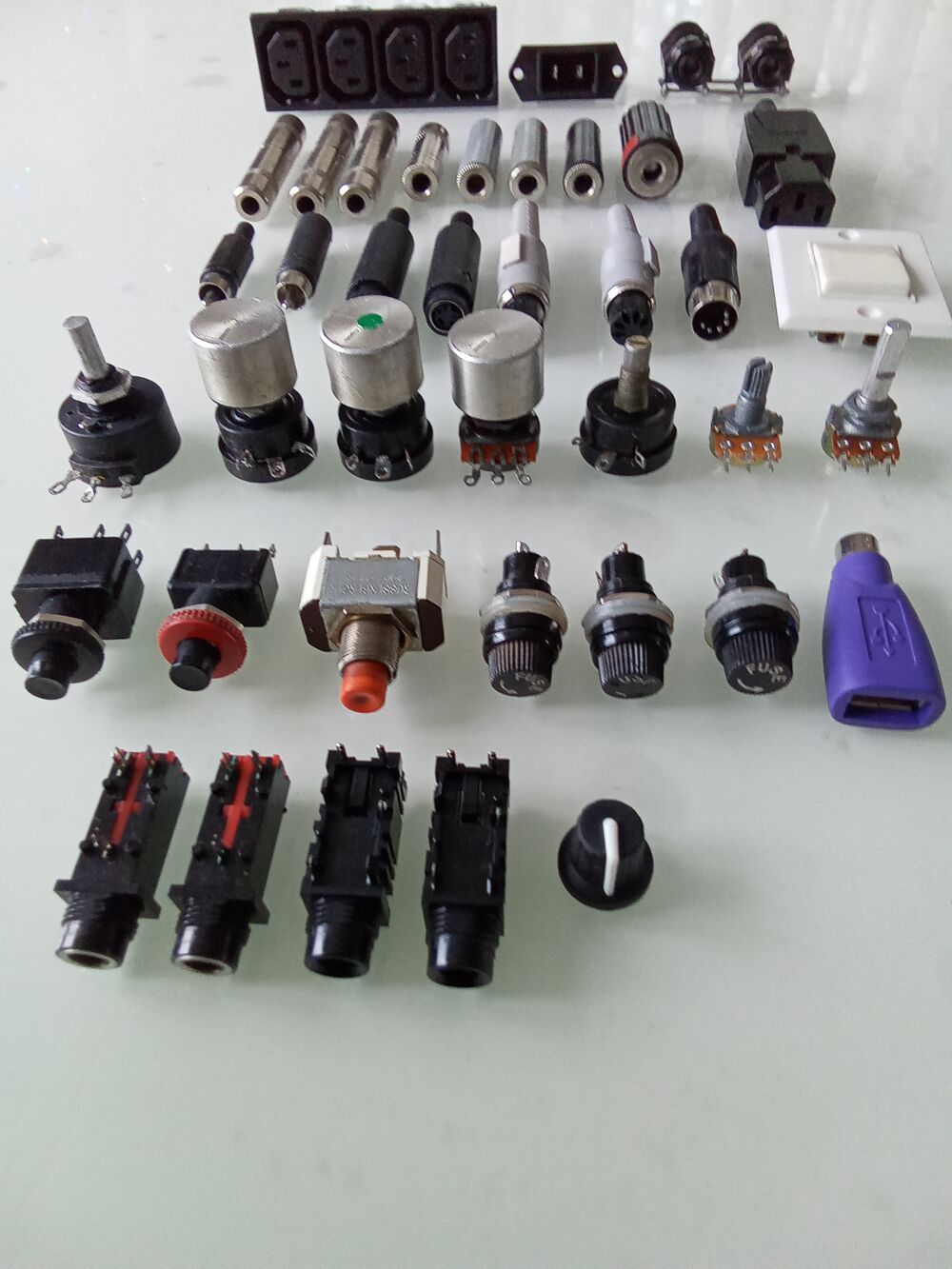 Jack, RCA, Potentiom&egrave;tres, prise PL4 etc... Instruments de musique