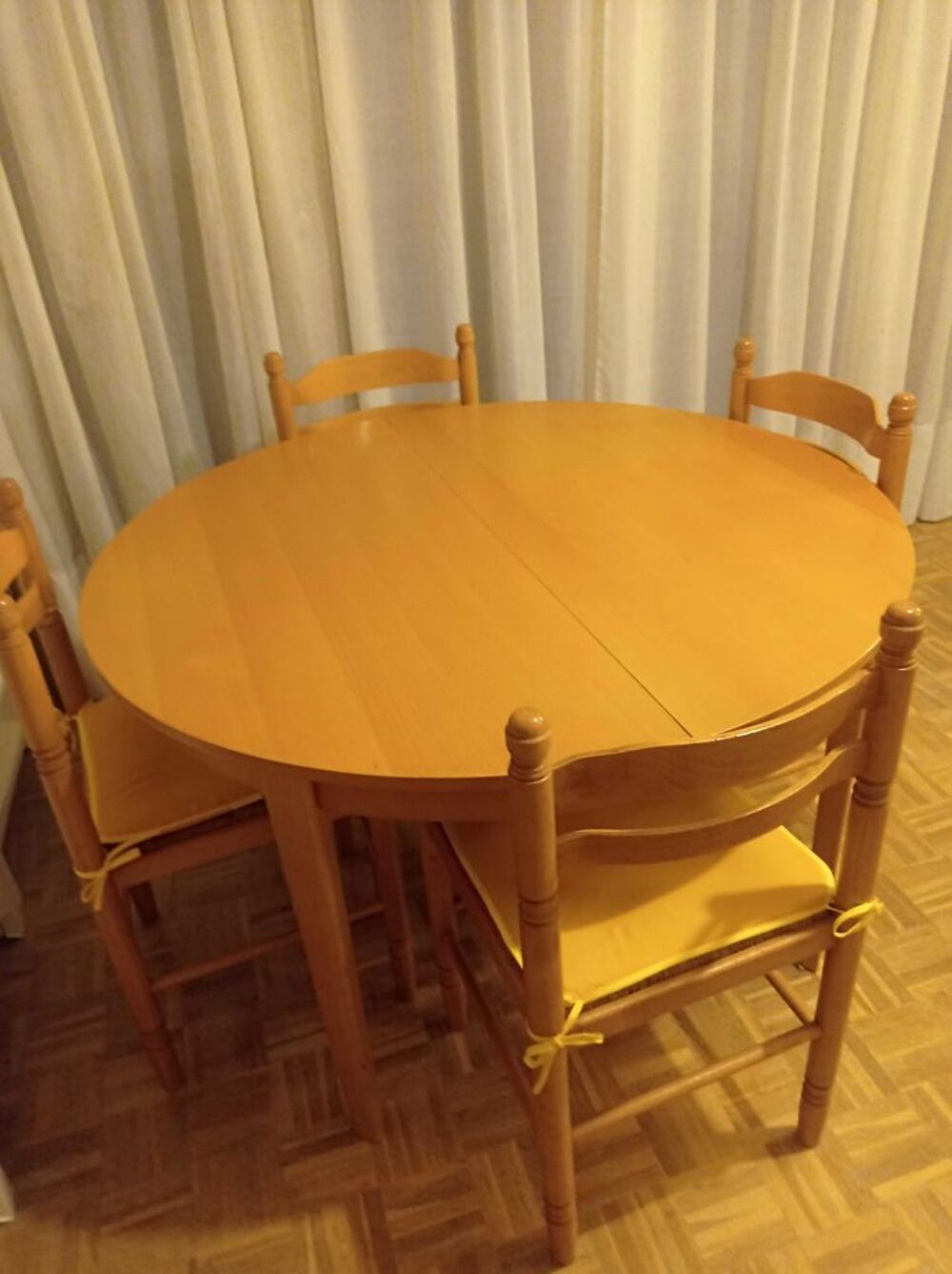 Table de salle-&agrave; -manger avec 4 chaises. Meubles
