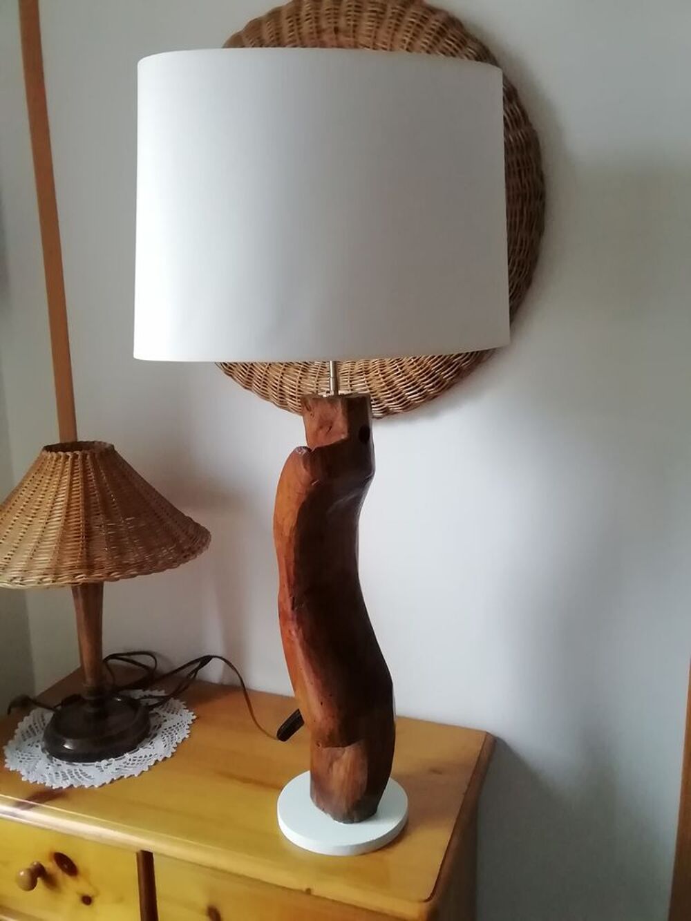 Grande lampe pied pi&egrave;ce de bois ancienne. Décoration