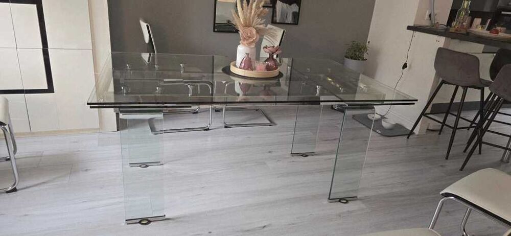 Table en verre moderne pour salle &agrave; manger en parfait &eacute;tat Meubles