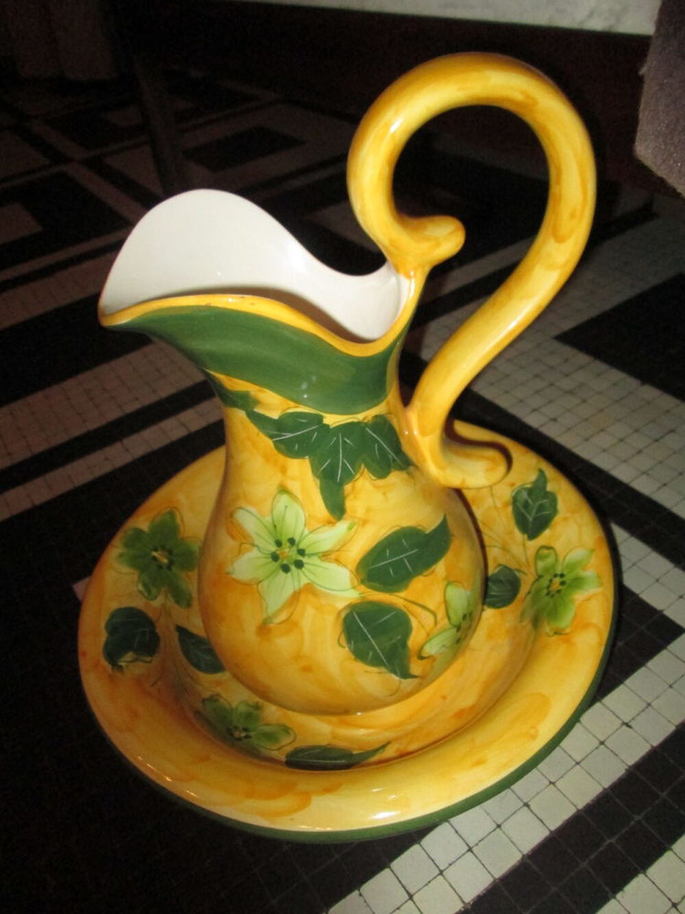Broc et cuvette en faience, motifs de fleurs et feuilles Décoration
