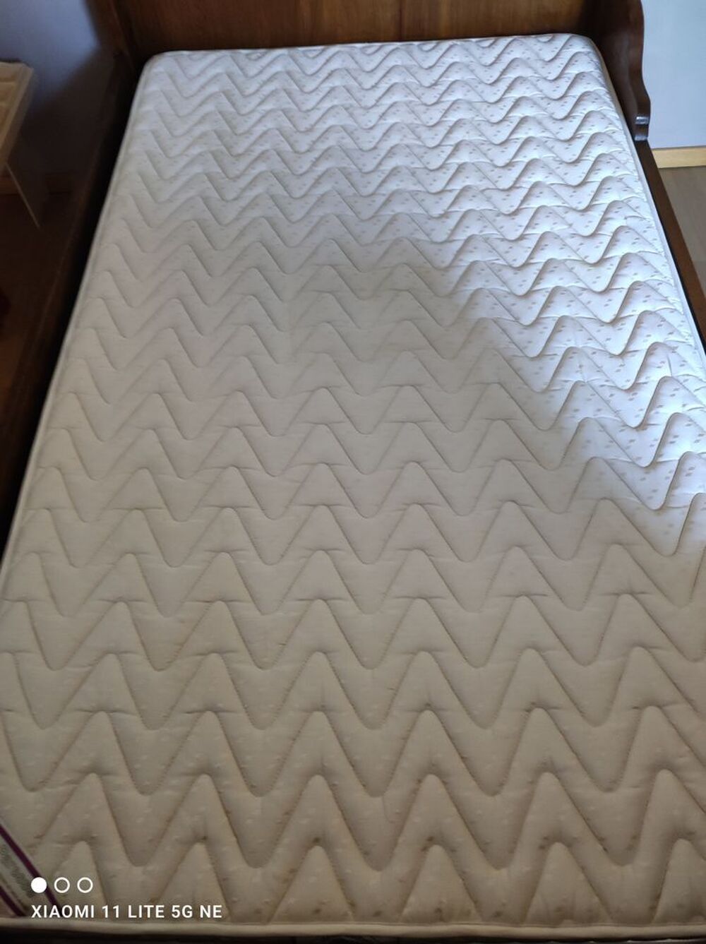 Lit ancien en bois avec sommier et matelas Meubles