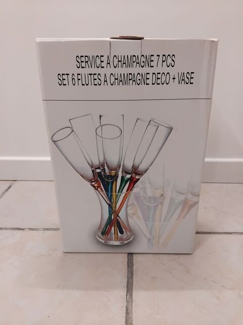6 fl�tes � Champagne et vase 10 Lolif (50)
