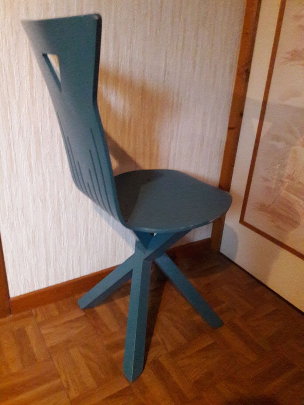 Chaise Bleue en bois. 10 . Meubles