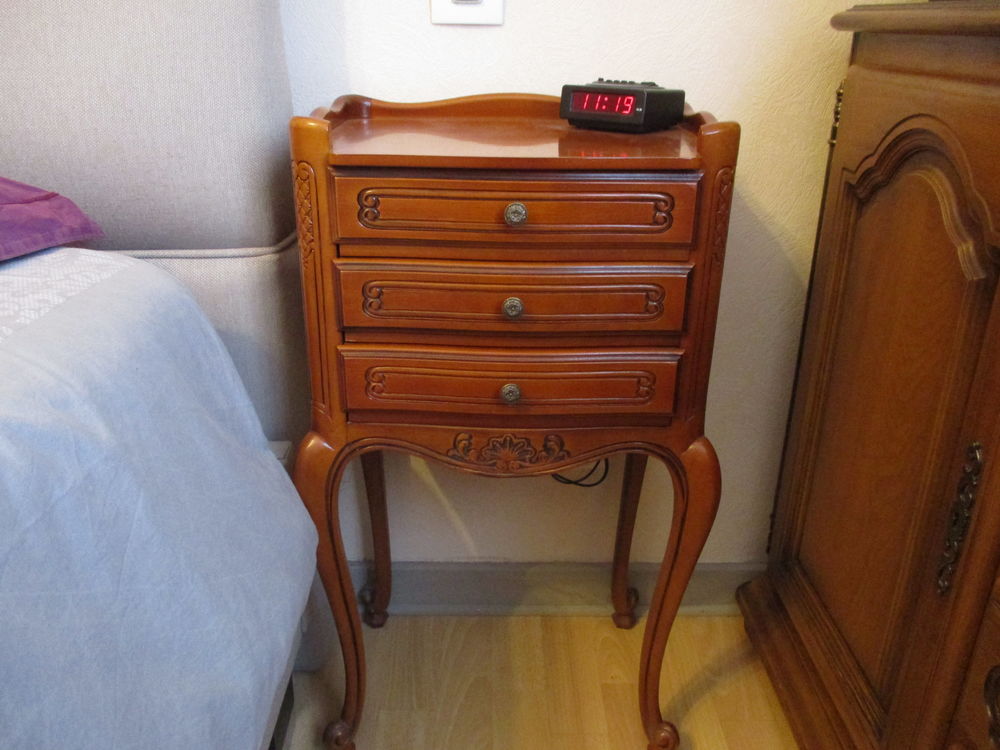 tr&egrave;s belle armoire + 2 chevets assortis Meubles