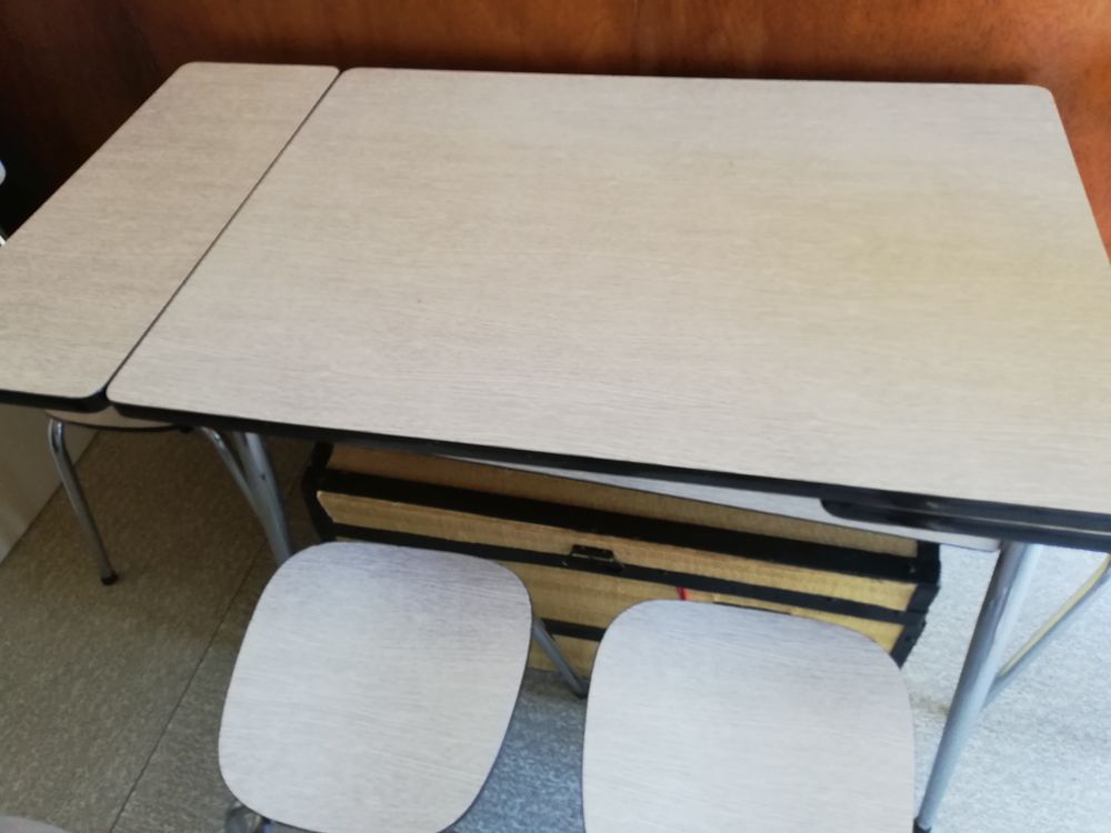 Table et deux rallonge 4 chaises en formica Cuisine