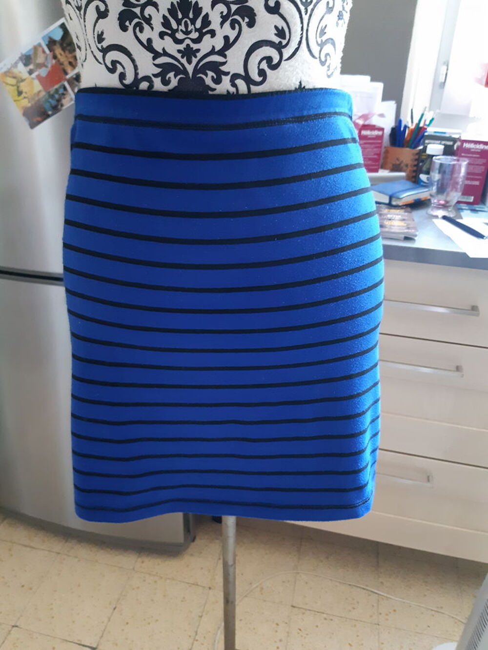  JUPE tuyau bleu roi, a rayure noire TAILLE S / M 
Vêtements