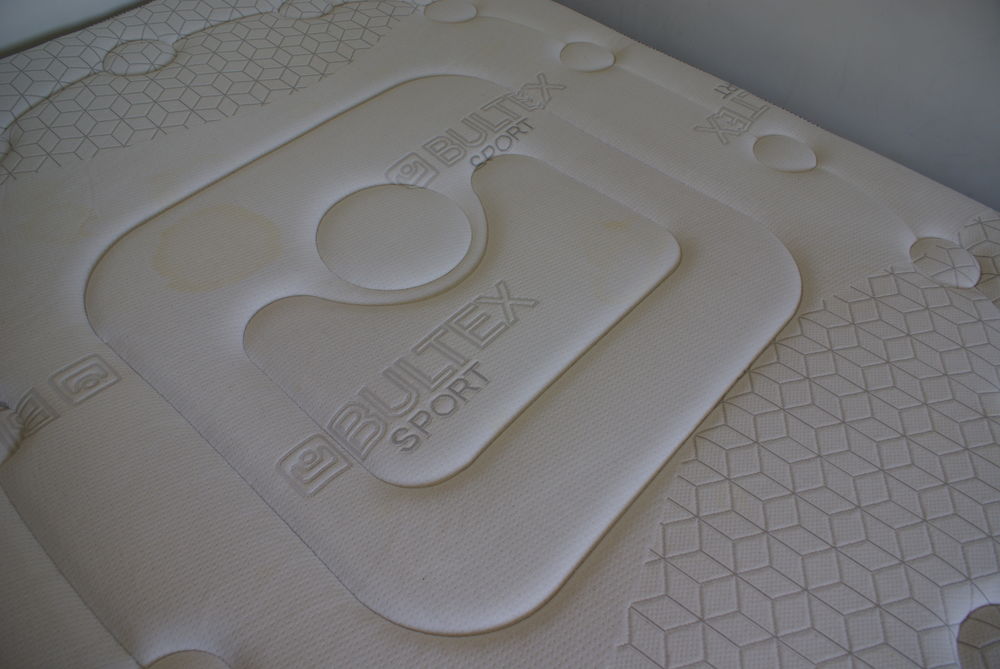 Lit 2 personnes juin 2020 140X190 matelas sommier et pieds.
Meubles