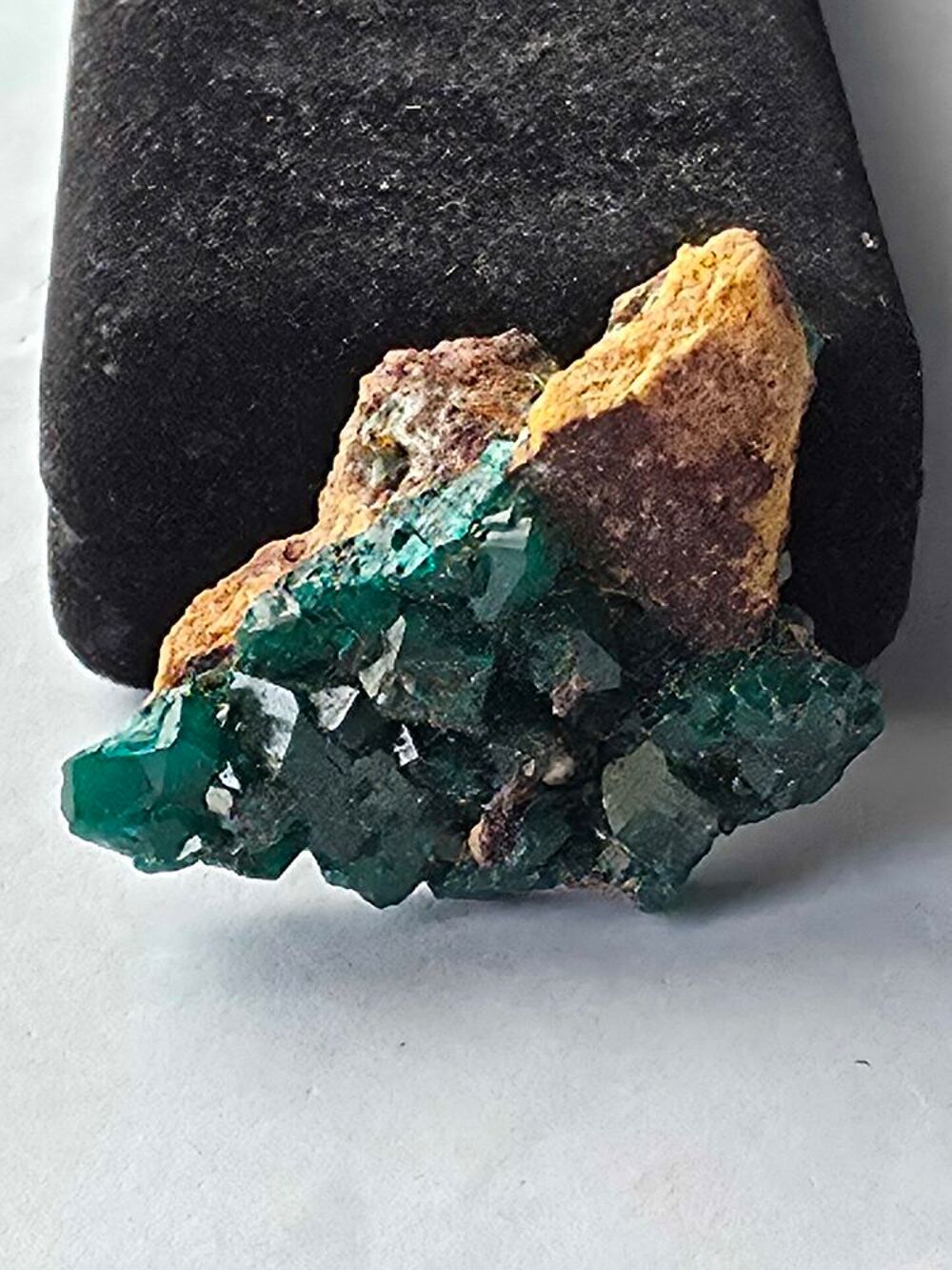 Sp&eacute;cimen Dioptase brute naturelle-Cristaux vert &eacute;meraude 