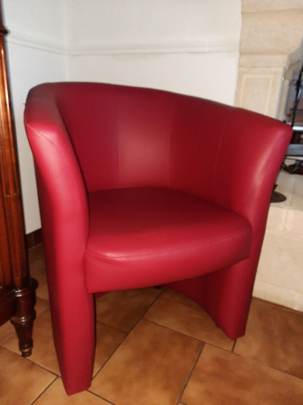  fauteuil cabriolet rouge fonc&eacute; simili cuir. Décoration
