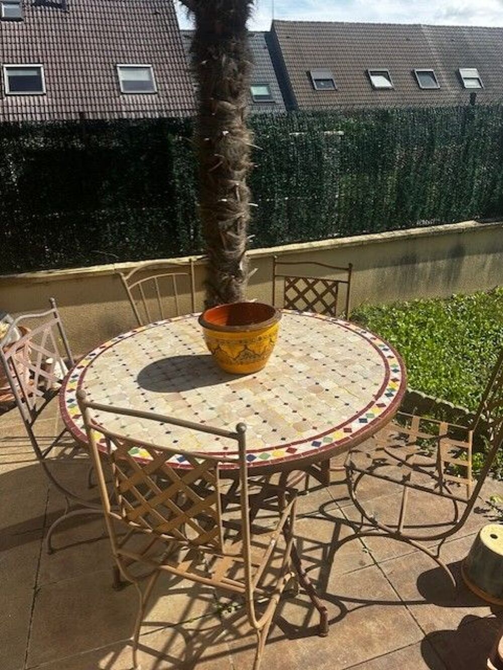 Table artisanale Zellij et 5 chaises en fer forg&eacute; Jardin