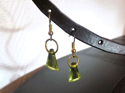 Boucles D'Oreilles Dormeuses en Métal Doré et Plastique Vert 4 Paris 15 (75)