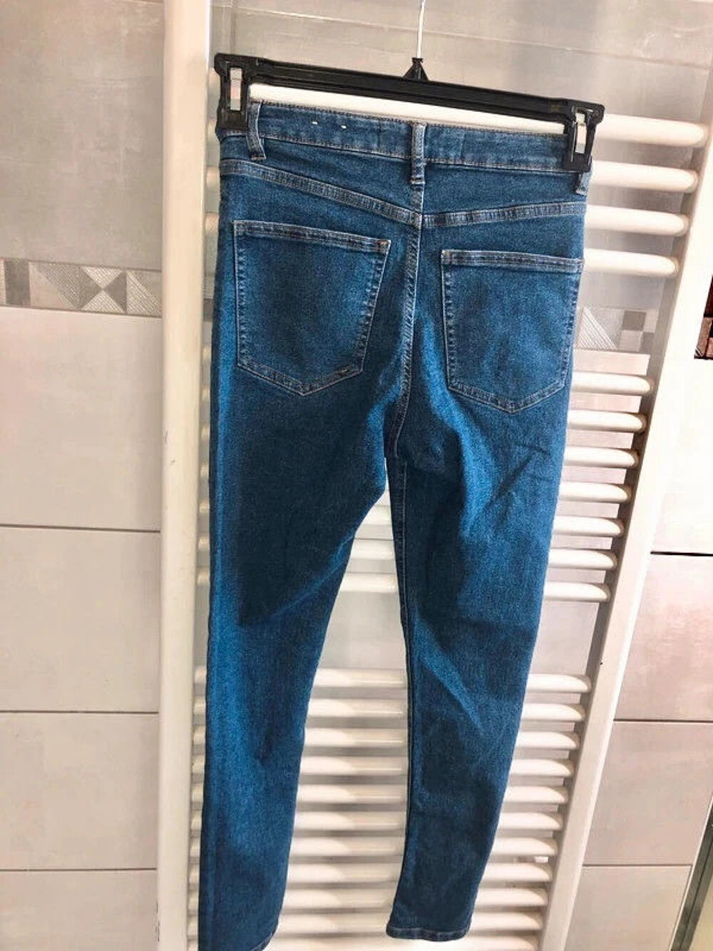 Jeans taille haute Jennyfer taille 36 en tbe &agrave; 10 euros
Vêtements