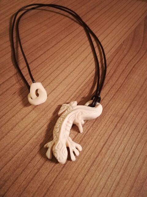 PENDENTIF LEZARD SCULPTE  DANS OS / bijou original    
0 Mouvaux (59)