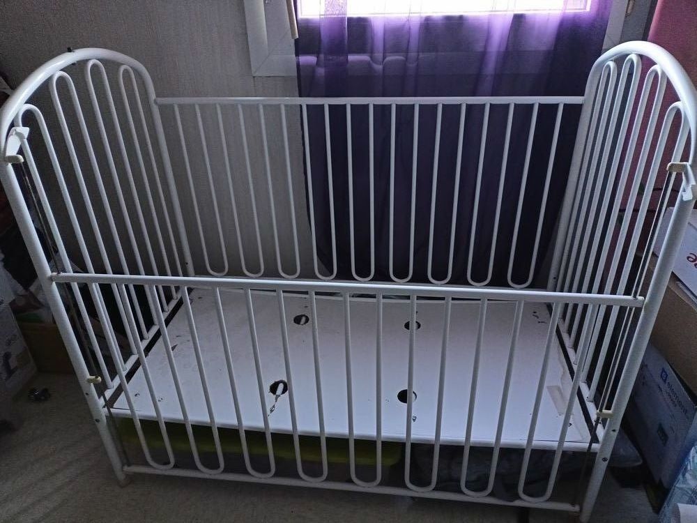 Lit b&eacute;b&eacute; en m&eacute;tal 60x120 Mobilier enfants