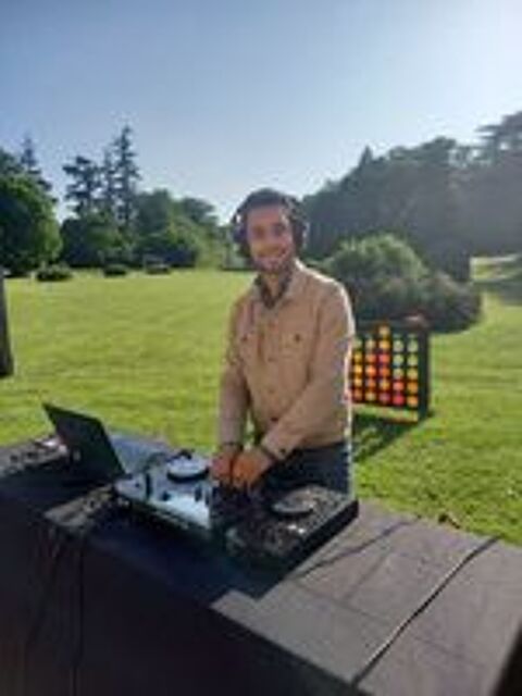   Dj pro et animateur à l'écoute 100% à la demande du client 
