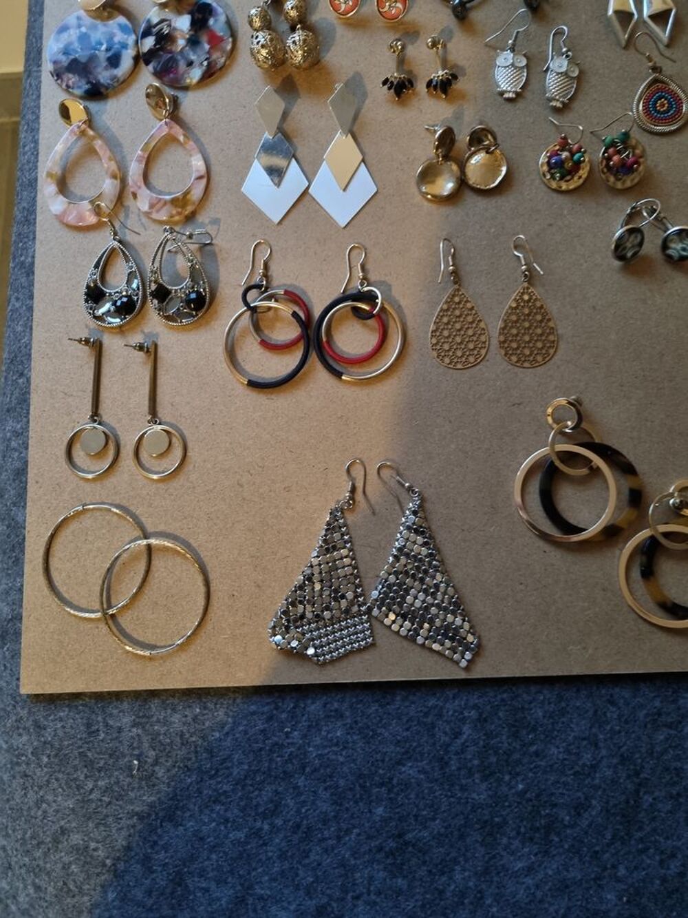 Lot de 30 paires de boucles d'oreilles Bijoux et montres